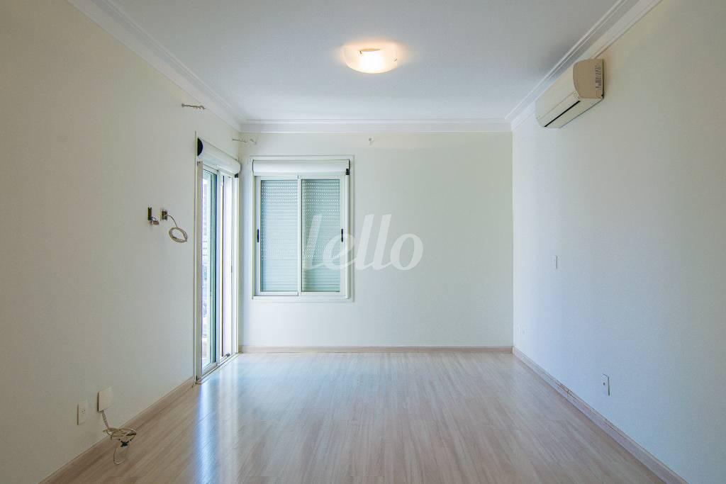 SUITE-1 de Apartamento à venda, Padrão com 204 m², 3 quartos e 4 vagas em Cerqueira César - São Paulo