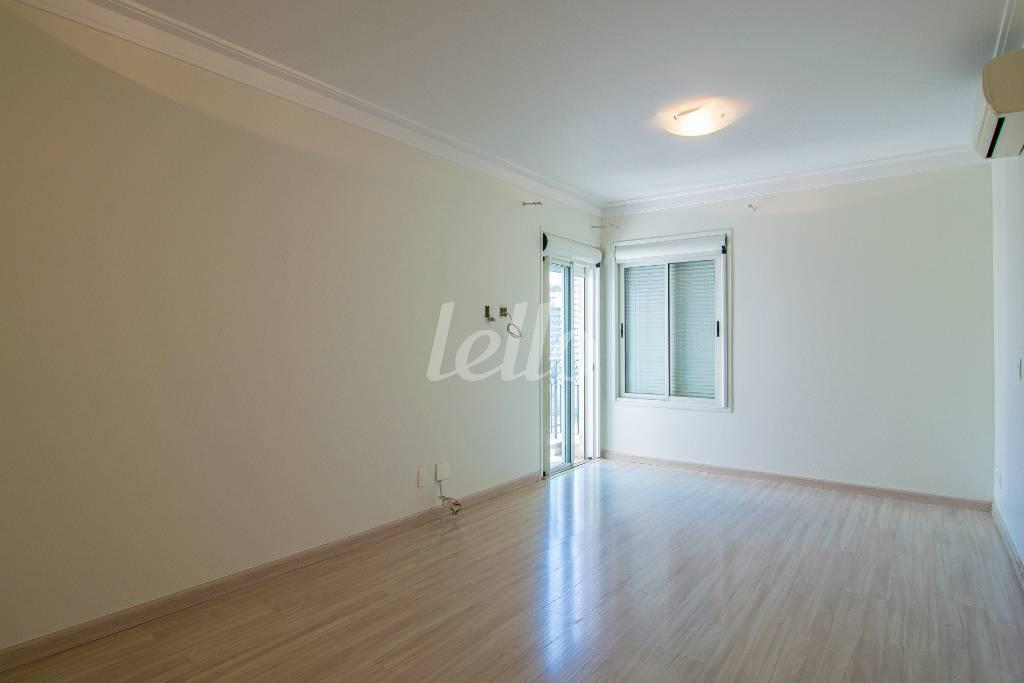 SUITE-1 de Apartamento à venda, Padrão com 204 m², 3 quartos e 4 vagas em Cerqueira César - São Paulo