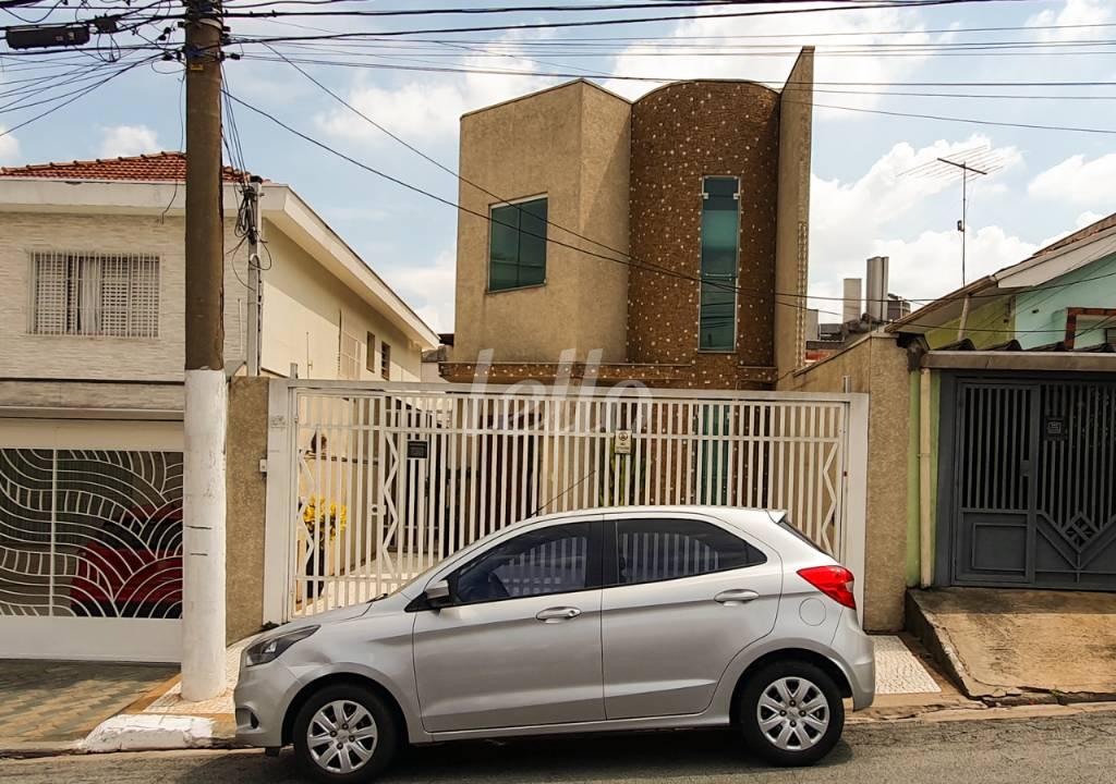 FACHADA de Casa para alugar, sobrado com 200 m², e 2 vagas em Jardim Patente - São Paulo