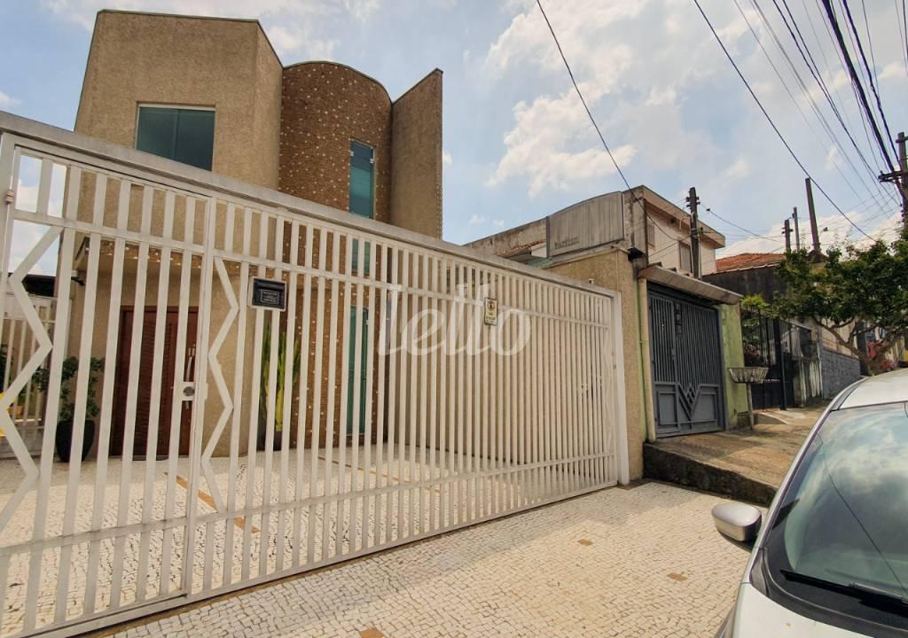 FACHADA de Casa para alugar, sobrado com 200 m², e 2 vagas em Jardim Patente - São Paulo