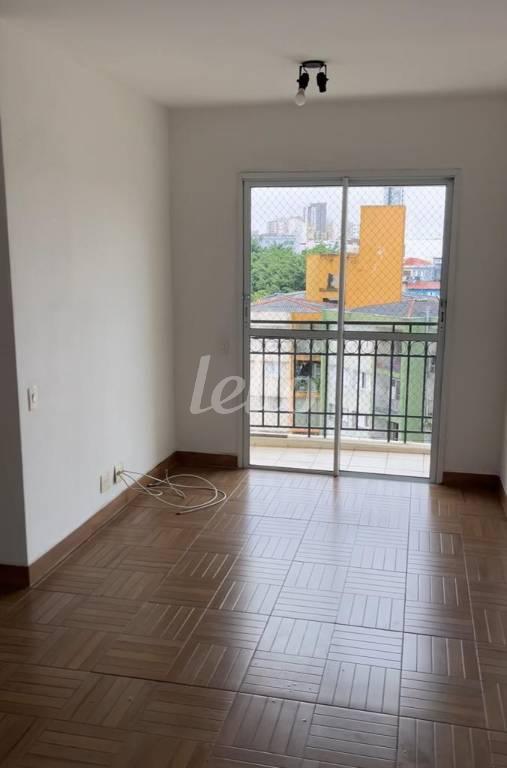 SALA DOIS AMBIENTES COM SACADA de Apartamento à venda, Padrão com 61 m², 3 quartos e 1 vaga em Campestre - Santo André