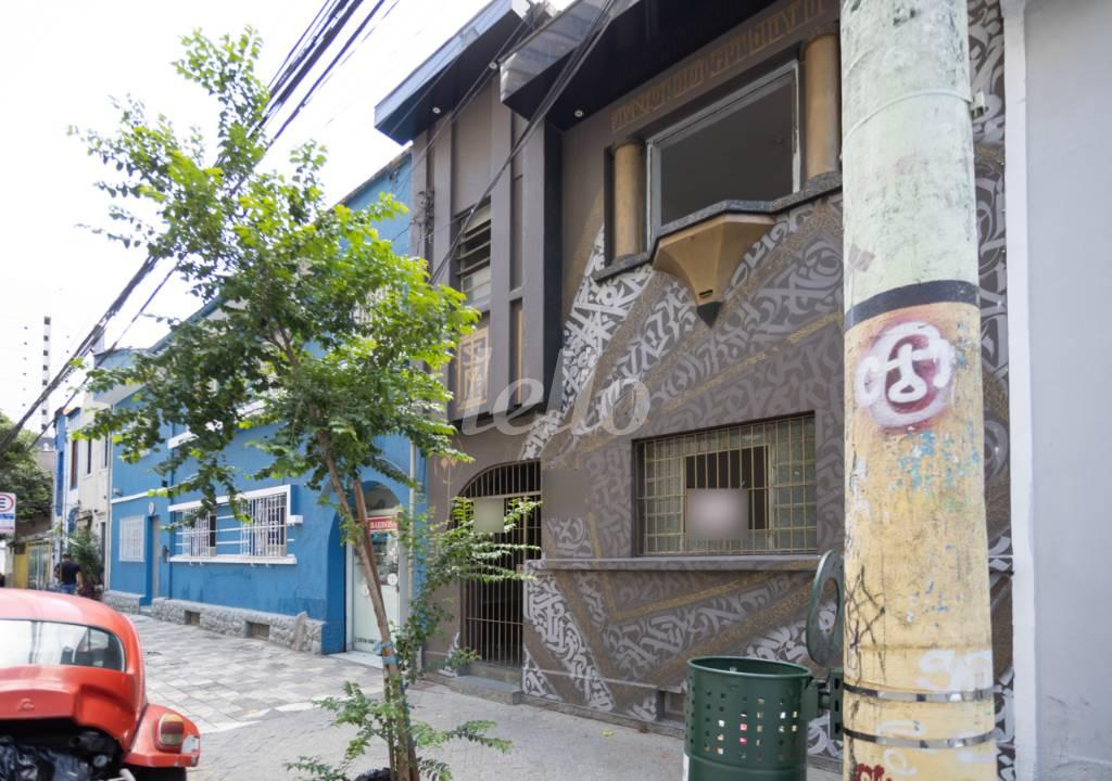 FACHADA de Casa para alugar, sobrado com 280 m², e em Bela Vista - São Paulo