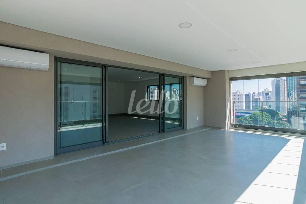 VARANDA de Apartamento para alugar, Padrão com 248 m², 4 quartos e 5 vagas em Itaim Bibi - São Paulo