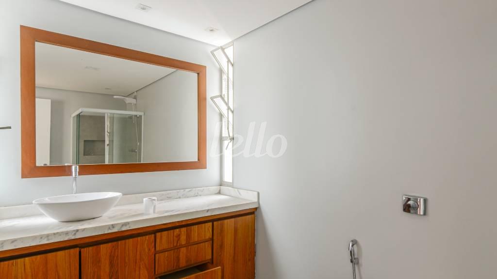 BANHEIRO DA SUITE de Apartamento para alugar, Padrão com 129 m², 3 quartos e 1 vaga em Itaim Bibi - São Paulo