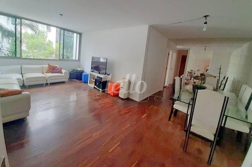 LIVING de Apartamento à venda, Padrão com 128 m², 2 quartos e 1 vaga em Vila Nova Conceição - São Paulo