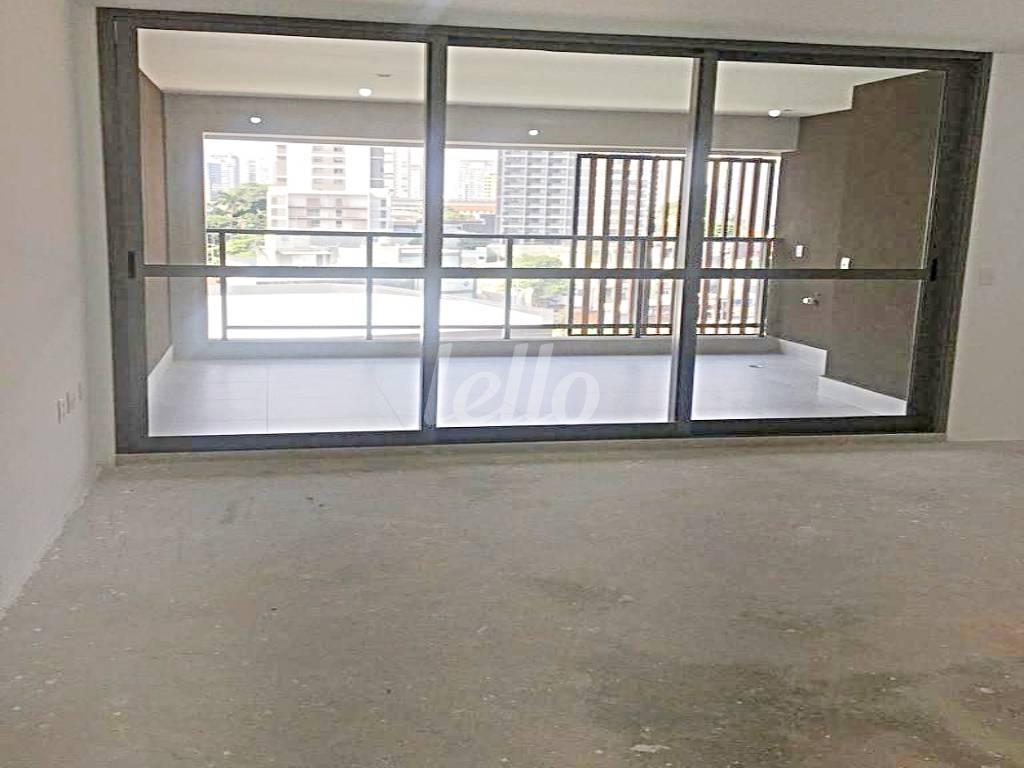LIVING de Apartamento à venda, Padrão com 76 m², 2 quartos e 2 vagas em Jardim Das Acácias - São Paulo