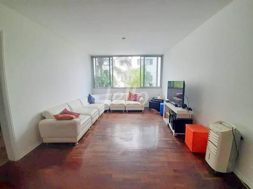 LIVING de Apartamento à venda, Padrão com 128 m², 2 quartos e 1 vaga em Vila Nova Conceição - São Paulo