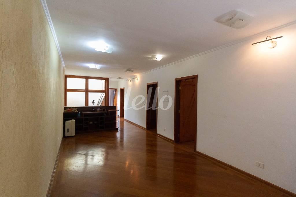 ESCADA de Casa à venda, sobrado com 400 m², 4 quartos e 6 vagas em Vila Irmãos Arnoni - São Paulo
