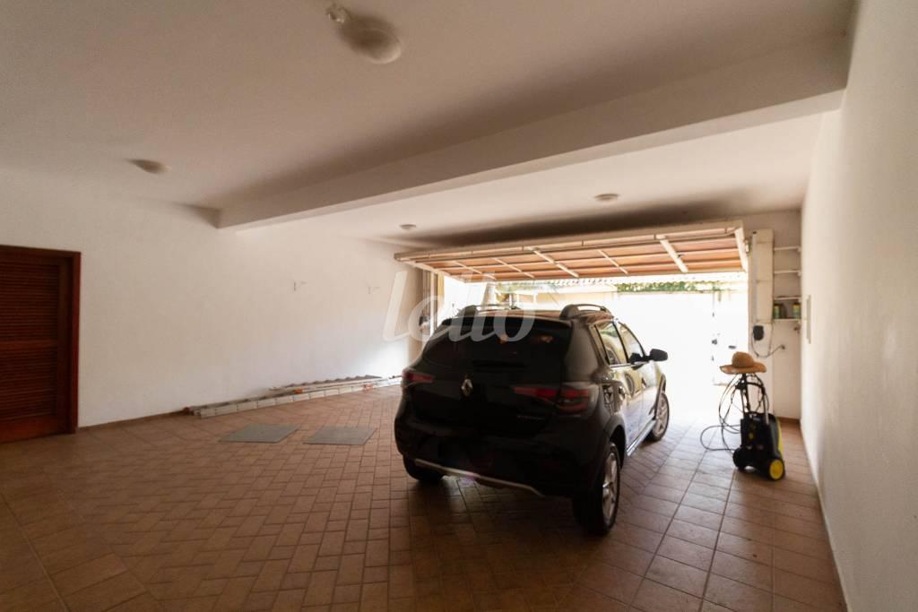GARAGEM de Casa à venda, sobrado com 400 m², 4 quartos e 6 vagas em Vila Irmãos Arnoni - São Paulo