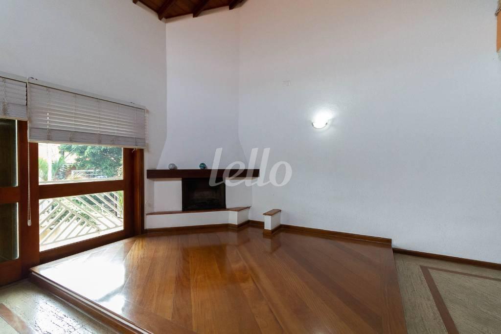 LAREIRA de Casa à venda, sobrado com 400 m², 4 quartos e 6 vagas em Vila Irmãos Arnoni - São Paulo