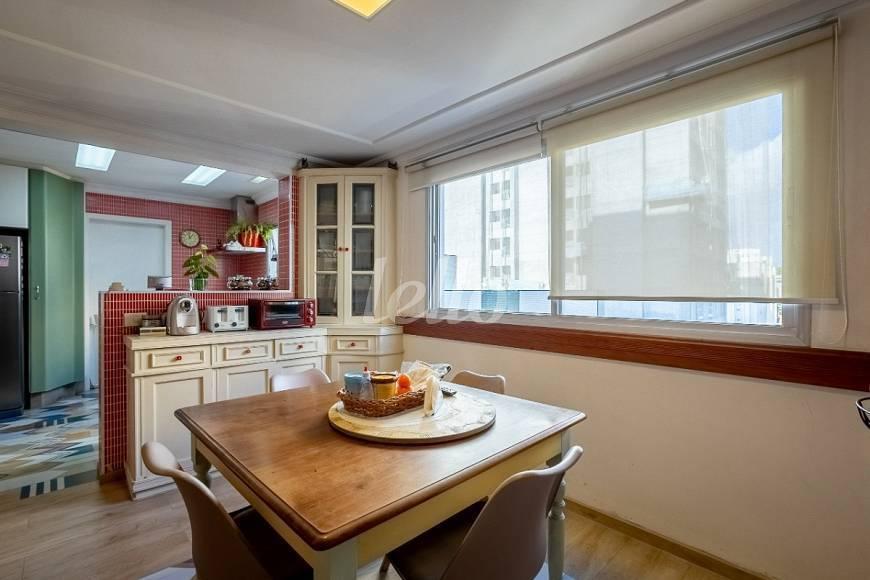 SALA de Apartamento à venda, Padrão com 208 m², 4 quartos e 5 vagas em Indianópolis - São Paulo
