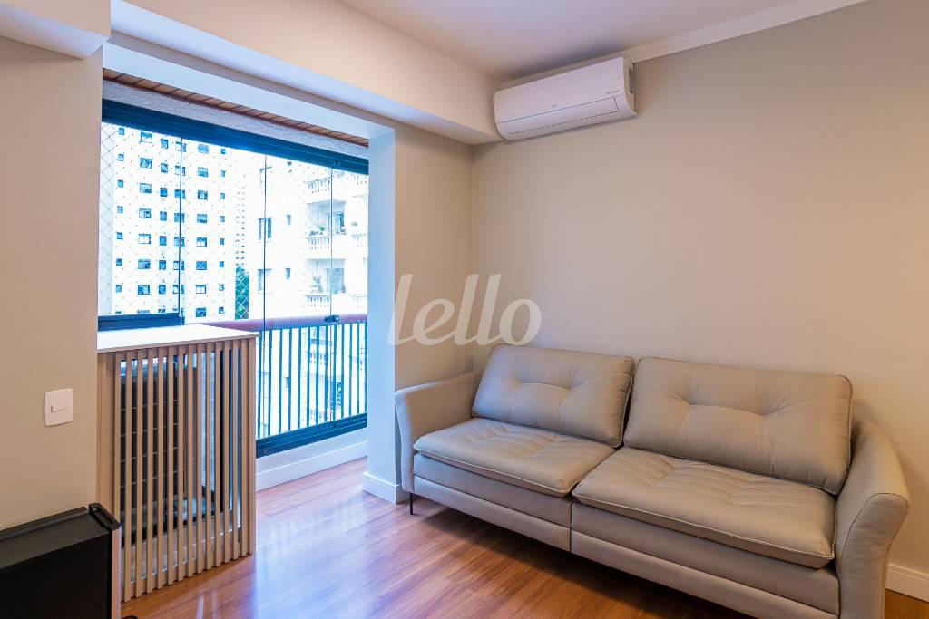SALA de Apartamento para alugar, Padrão com 56 m², e 1 vaga em Itaim Bibi - São Paulo