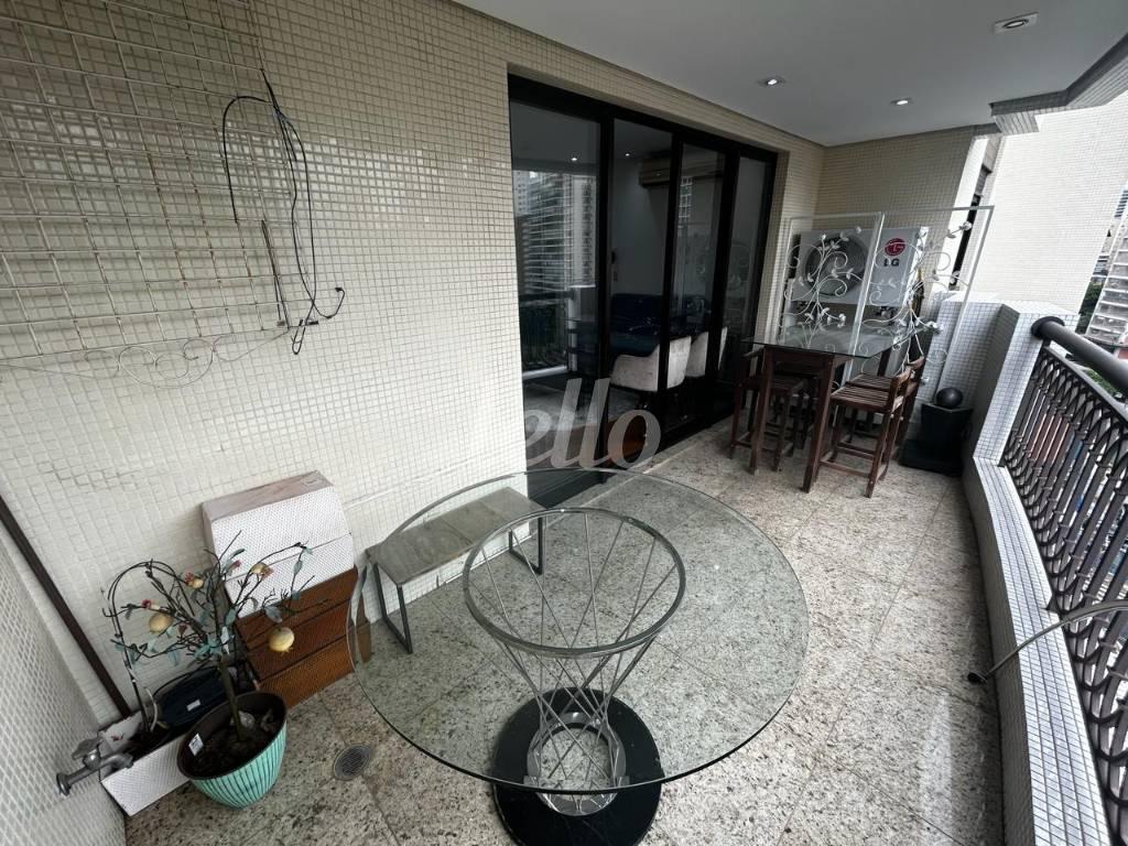 VARANDA de Apartamento para alugar, Padrão com 116 m², 2 quartos e 3 vagas em Vila Nova Conceição - São Paulo