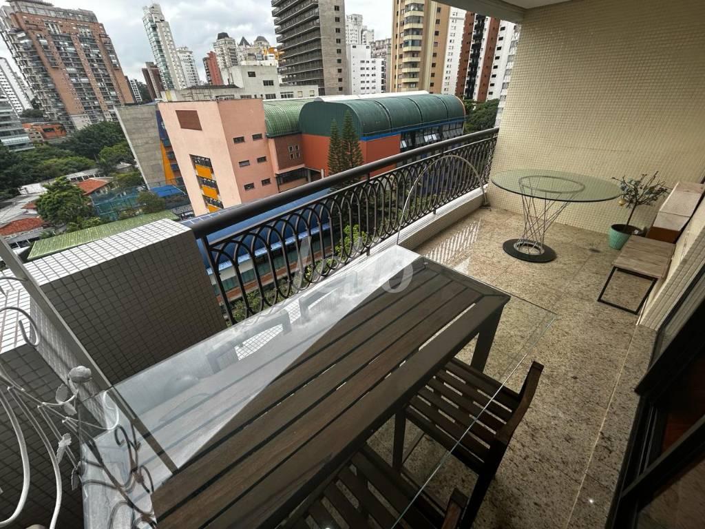 VARANDA de Apartamento para alugar, Padrão com 116 m², 2 quartos e 3 vagas em Vila Nova Conceição - São Paulo