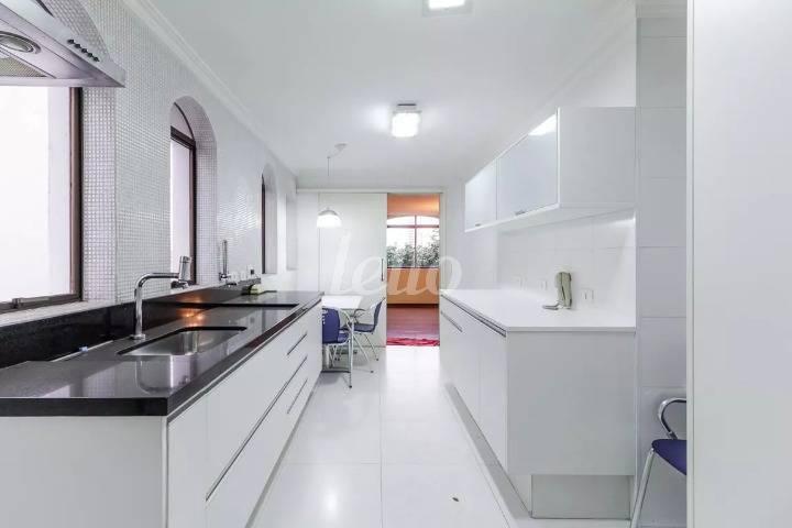 COZINHA de Apartamento à venda, Padrão com 190 m², 3 quartos e 3 vagas em Vila Uberabinha - São Paulo