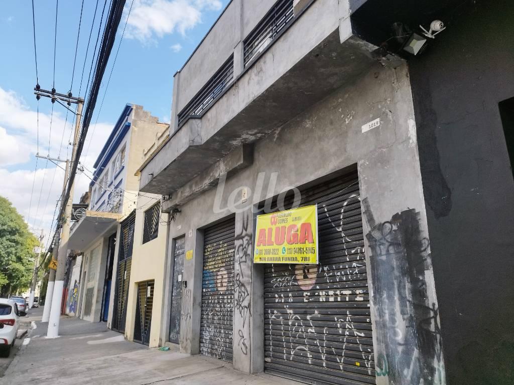FACHADA de Galpão/Armazém para alugar, Padrão com 200 m², e em Barra Funda - São Paulo