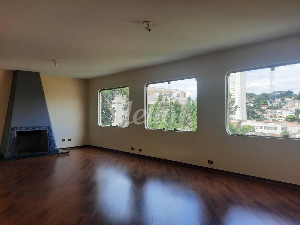 SALA, LAREIRA de Casa à venda, assobradada com 400 m², 3 quartos e 3 vagas em Vila Irmãos Arnoni - São Paulo