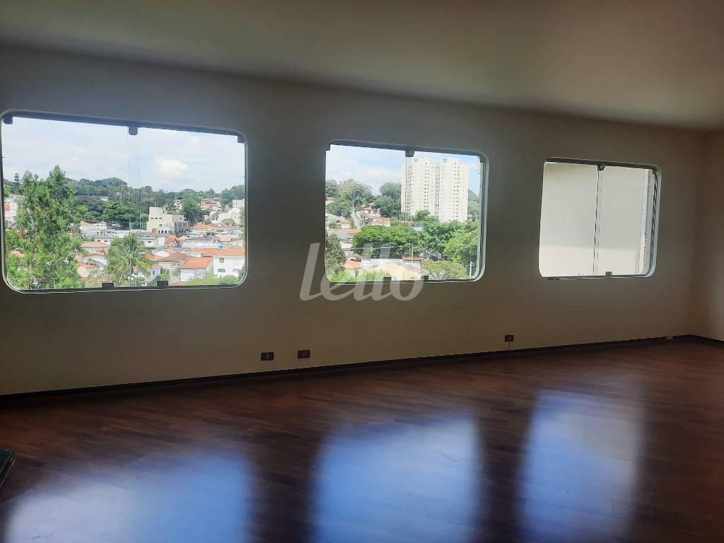 SALA de Casa à venda, assobradada com 400 m², 3 quartos e 3 vagas em Vila Irmãos Arnoni - São Paulo