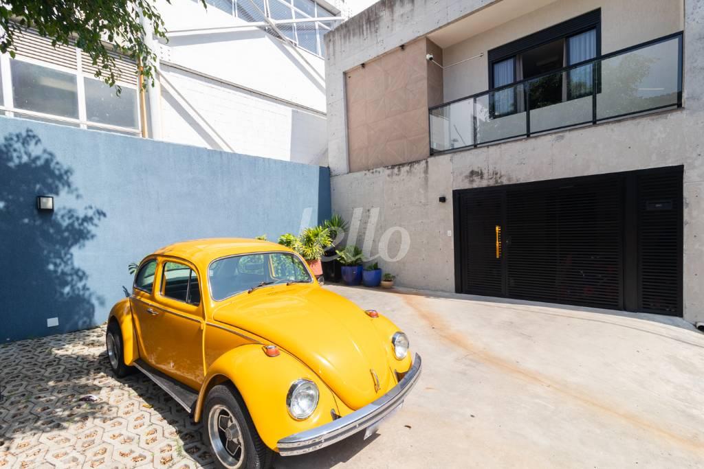 FACHADA de Casa à venda, sobrado com 210 m², 3 quartos e 3 vagas em Quarta Parada - São Paulo