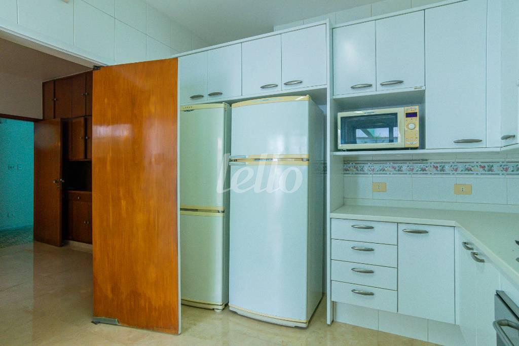 COZINHA de Casa para alugar, sobrado com 450 m², 3 quartos e 1 vaga em Jardim dos Estados - São Paulo