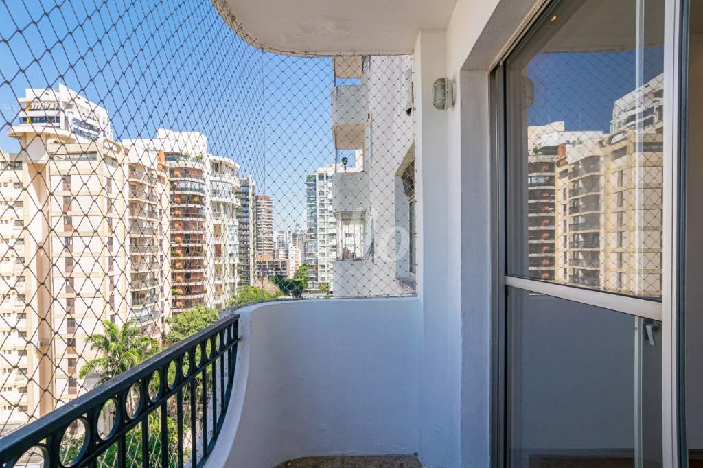 VARANDA de Apartamento para alugar, Padrão com 72 m², 2 quartos e 1 vaga em Vila Nova Conceição - São Paulo