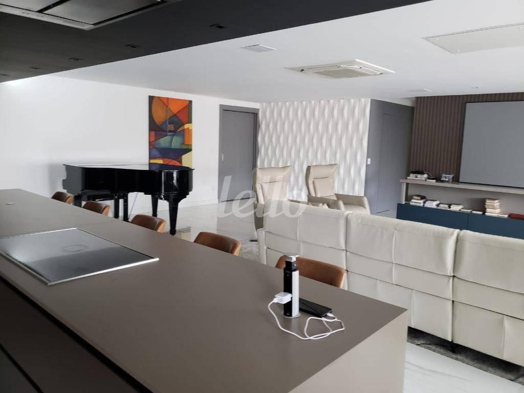 SALA de Apartamento à venda, Padrão com 236 m², 4 quartos e 4 vagas em Vila Gilda - Santo André