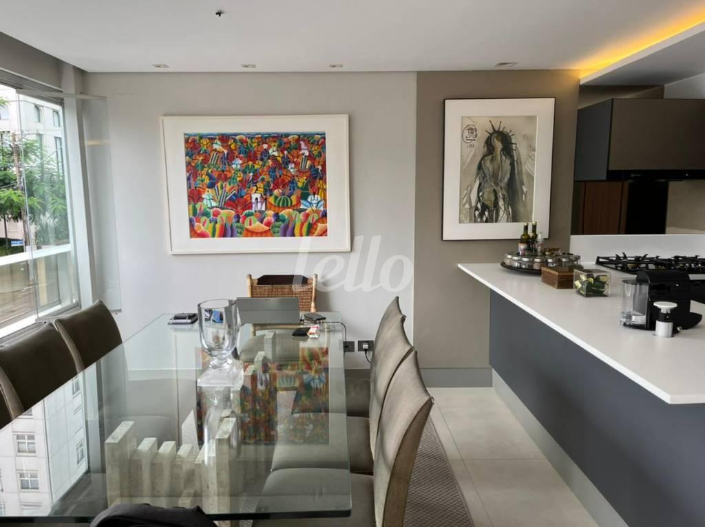 SALA de Apartamento à venda, Padrão com 122 m², 2 quartos e 1 vaga em Vila Olímpia - São Paulo