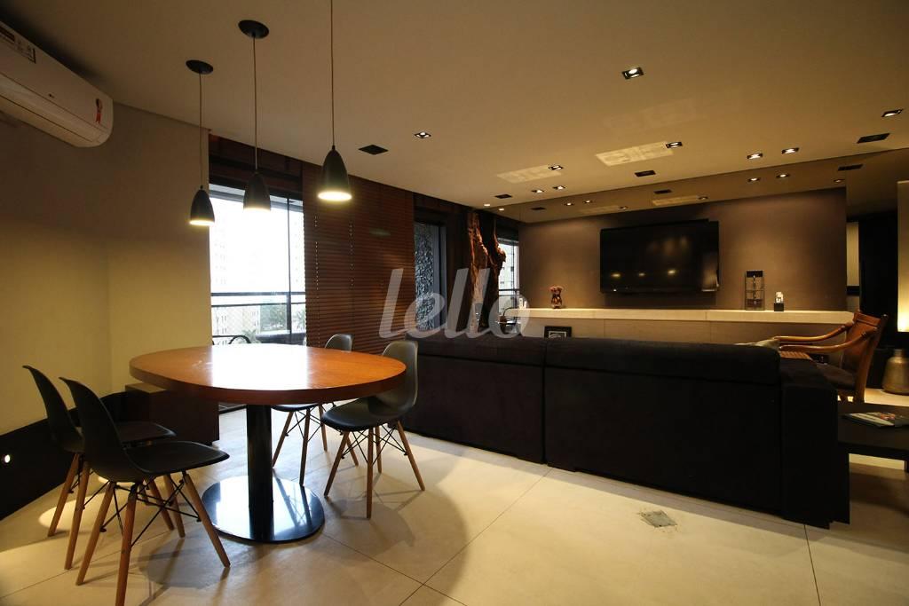 SALA de Apartamento para alugar, Padrão com 120 m², 2 quartos e 2 vagas em Indianópolis - São Paulo