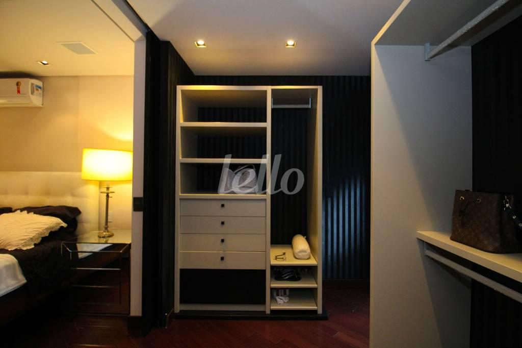 CLOSET DA SUÍTE de Apartamento para alugar, Padrão com 120 m², 2 quartos e 2 vagas em Indianópolis - São Paulo