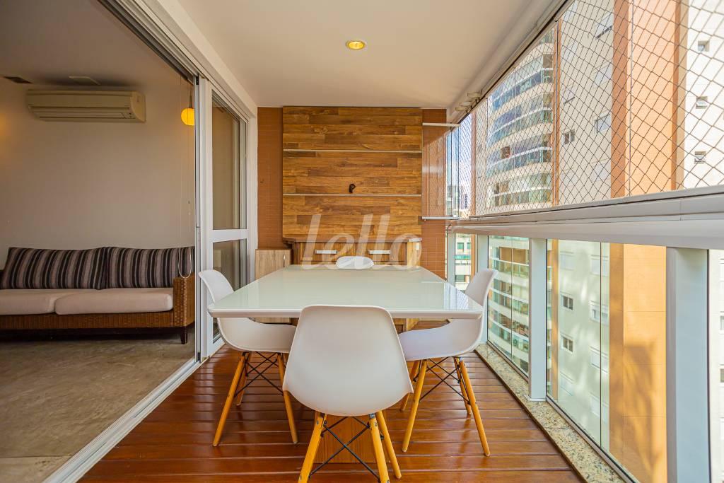 VARANDA de Apartamento para alugar, Padrão com 127 m², 4 quartos e 4 vagas em Vila Olímpia - São Paulo