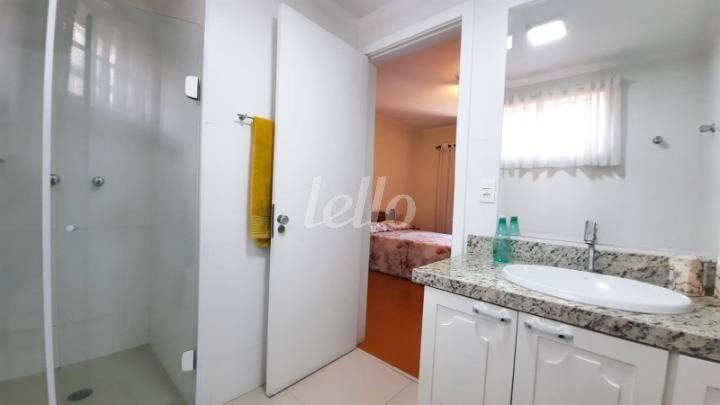 BANHEIRO SUITE CS1 de Casa para alugar, térrea com 325 m², 4 quartos e 8 vagas em Vila Nova Mazzei - São Paulo