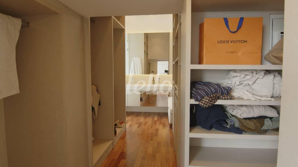 DORMITORIO de Apartamento para alugar, Padrão com 140 m², 1 quarto e 2 vagas em Cerqueira César - São Paulo