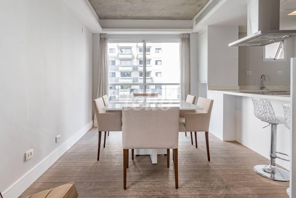 SALA de Apartamento para alugar, Padrão com 80 m², 1 quarto e 1 vaga em Vila Nova Conceição - São Paulo
