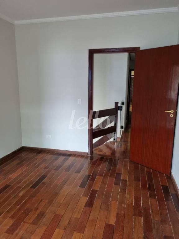 QUARTO de Casa para alugar, sobrado com 250 m², 3 quartos e 4 vagas em Vila Scarpelli - Santo André