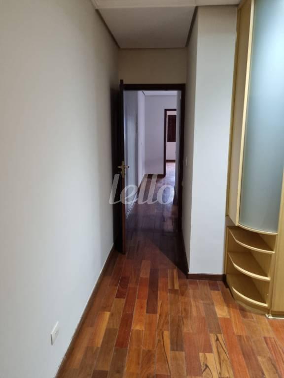 CORREDOR de Casa para alugar, sobrado com 250 m², 3 quartos e 4 vagas em Vila Scarpelli - Santo André