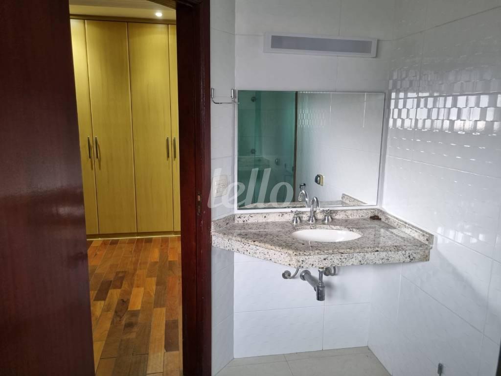 BANHEIRO/SUITE de Casa para alugar, sobrado com 250 m², 3 quartos e 4 vagas em Vila Scarpelli - Santo André