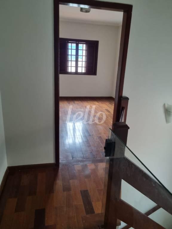 QUARTO de Casa para alugar, sobrado com 250 m², 3 quartos e 4 vagas em Vila Scarpelli - Santo André