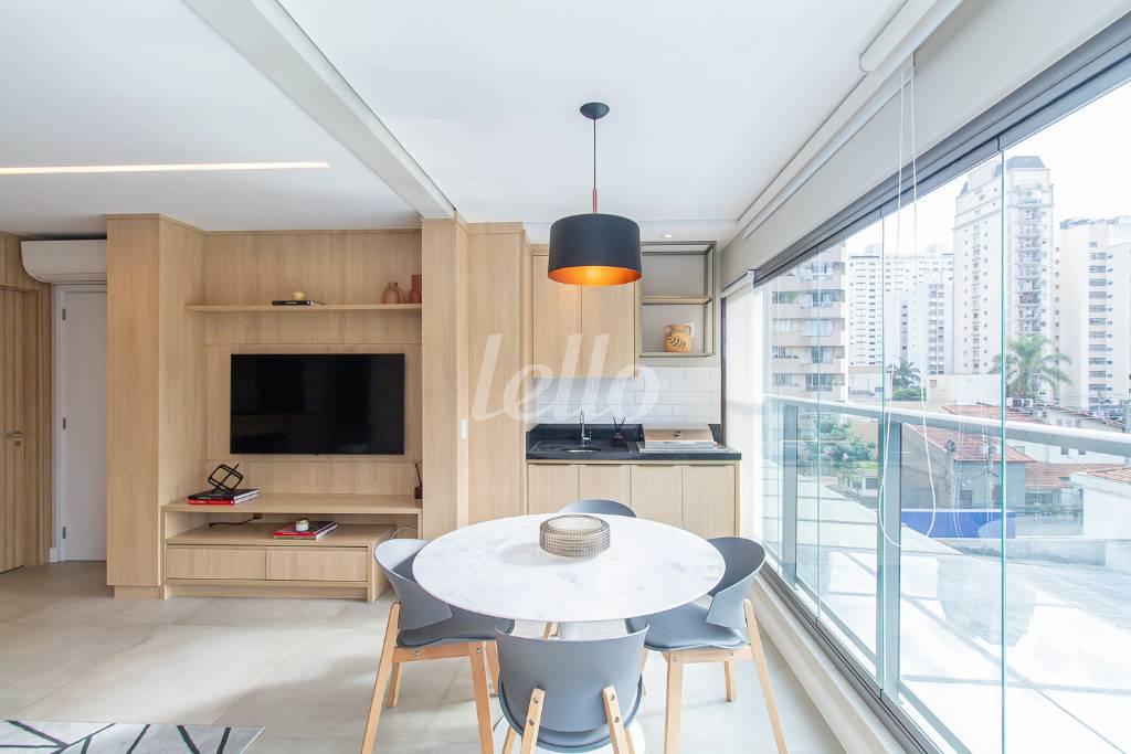 SALA de Apartamento para alugar, Padrão com 74 m², 2 quartos e 1 vaga em Indianópolis - São Paulo