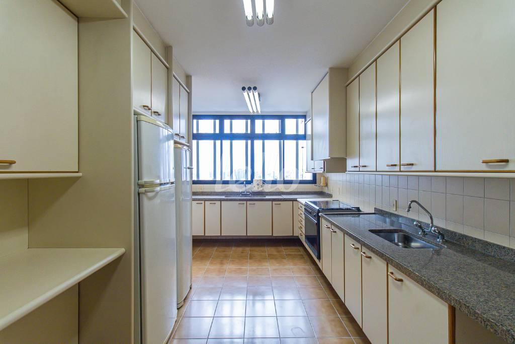 COZINHA de Apartamento para alugar, Padrão com 338 m², 4 quartos e 1 vaga em Santo Amaro - São Paulo