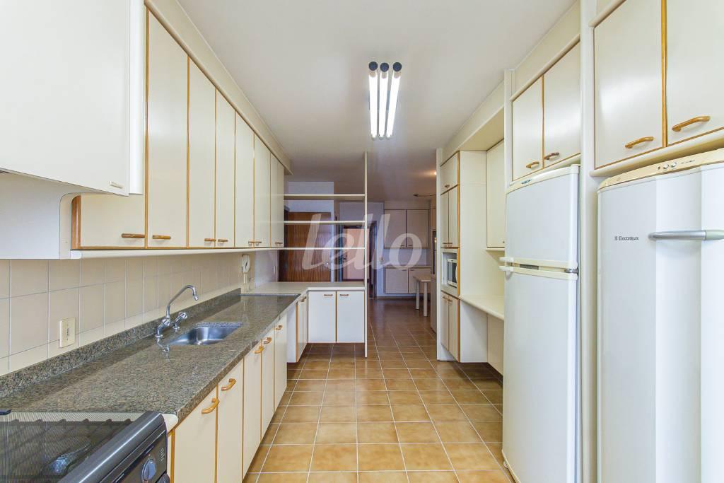 COZINHA de Apartamento para alugar, Padrão com 338 m², 4 quartos e 1 vaga em Santo Amaro - São Paulo