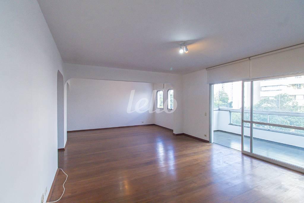 SALA de Apartamento para alugar, Padrão com 201 m², 4 quartos e 1 vaga em Campo Belo - São Paulo