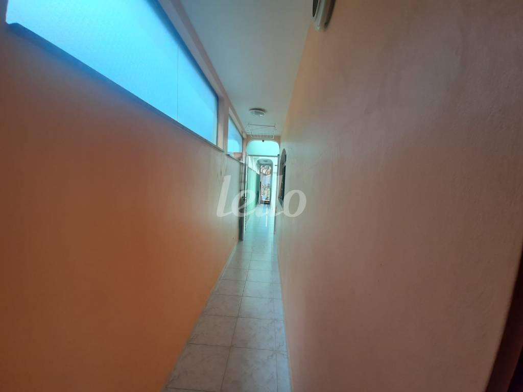CORREDOR LATERAL de Casa à venda, sobrado com 252 m², 3 quartos e 6 vagas em Vila Helena - Santo André