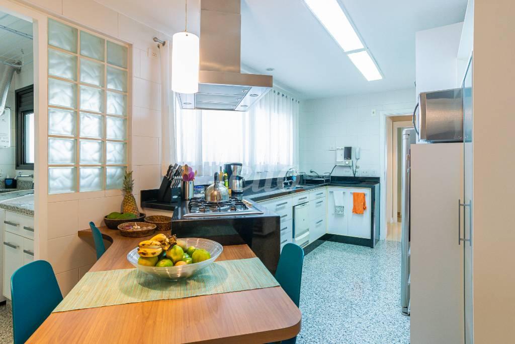 COZINHA de Apartamento para alugar, Padrão com 177 m², 3 quartos e 4 vagas em Vila Anglo Brasileira - São Paulo