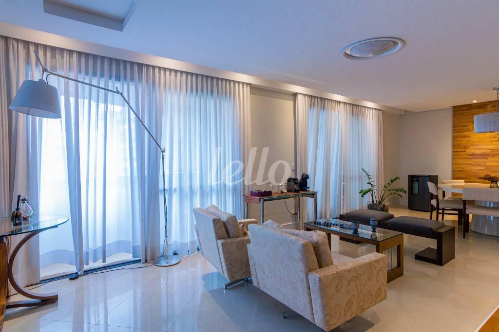 SALA de Apartamento para alugar, Padrão com 177 m², 3 quartos e 4 vagas em Vila Anglo Brasileira - São Paulo