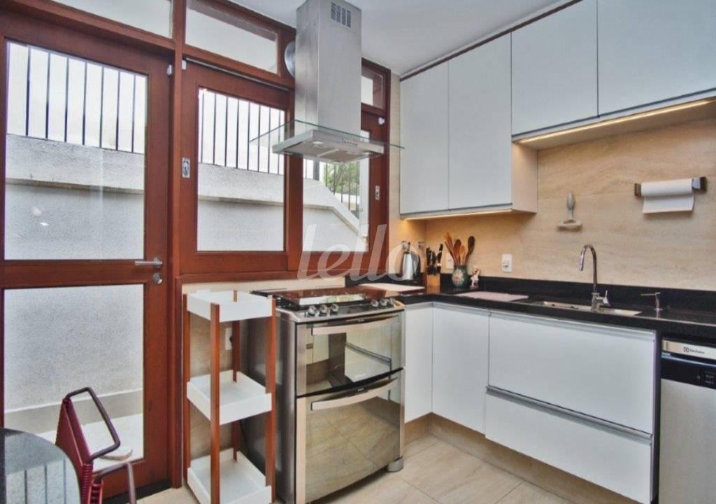 COZINHA de Casa para alugar, sobrado com 300 m², e 4 vagas em Itaim Bibi - São Paulo