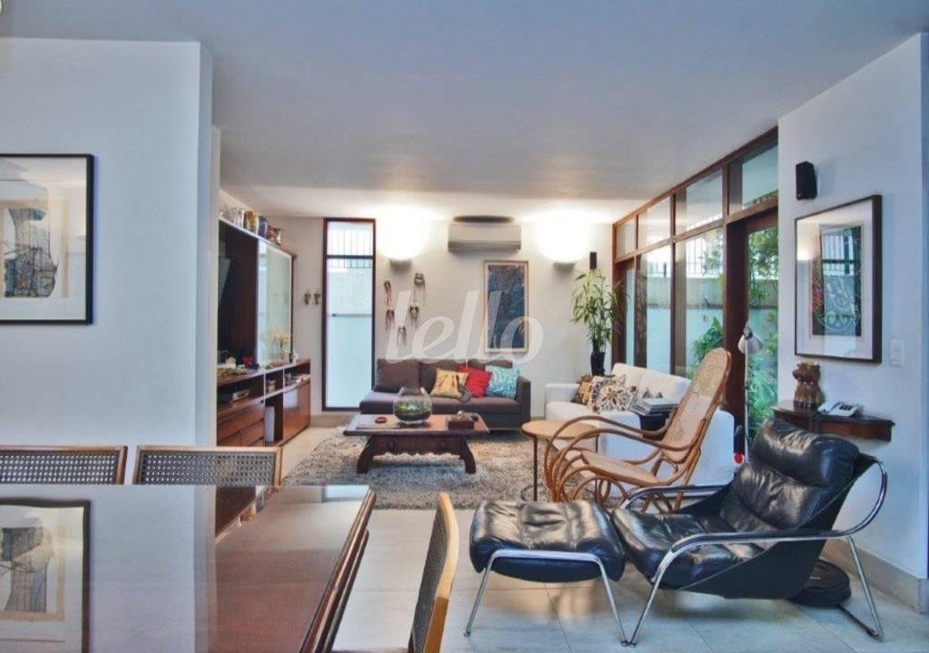 SALA de Casa para alugar, sobrado com 300 m², e 4 vagas em Itaim Bibi - São Paulo