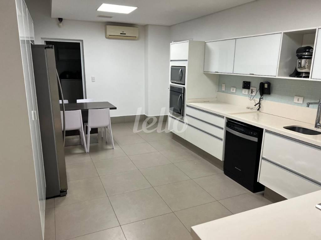 CASA de Casa para alugar, sobrado com 590 m², 4 quartos e 4 vagas em Vila Bertioga - São Paulo