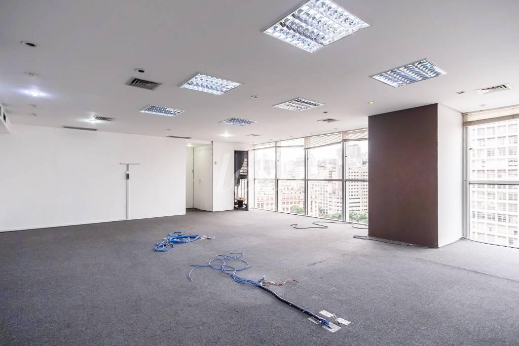 SALA de Sala / Conjunto para alugar, Padrão com 559 m², e 6 vagas em Centro - São Paulo