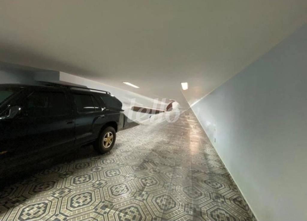 SALÃO E GARAGEM de Casa à venda, sobrado com 334 m², 3 quartos e 8 vagas em Vila Prudente - São Paulo