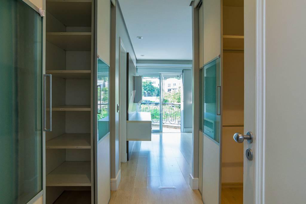 SUITE 4 de Casa para alugar, sobrado com 398 m², 5 quartos e 4 vagas em Jardim Panorama - São Paulo